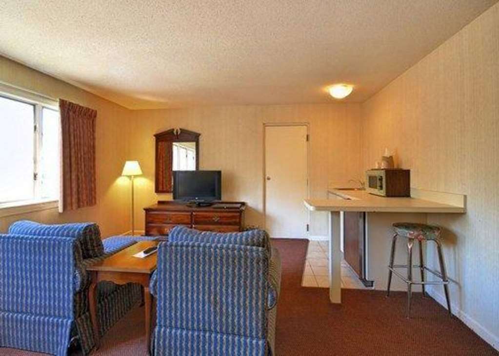 Econo Lodge Inn & Suites Groton Bilik gambar